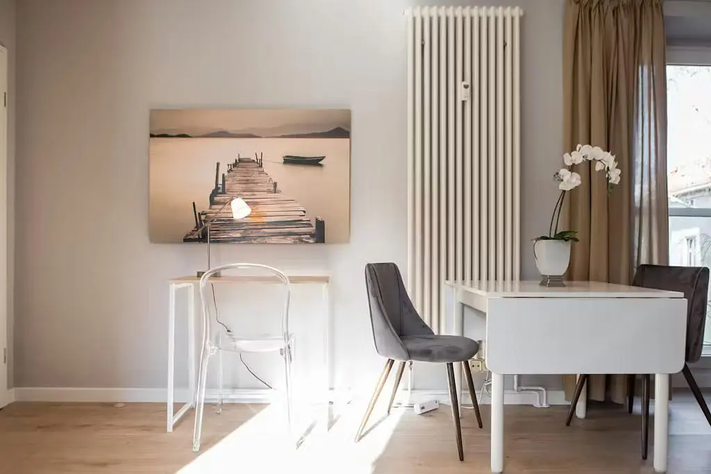 Living room; natural light, modern style, wood floor