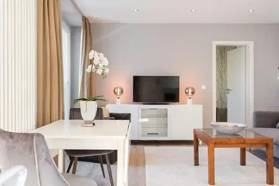 Woonkamer; moderne stijl, natuurlijk licht, houten vloer