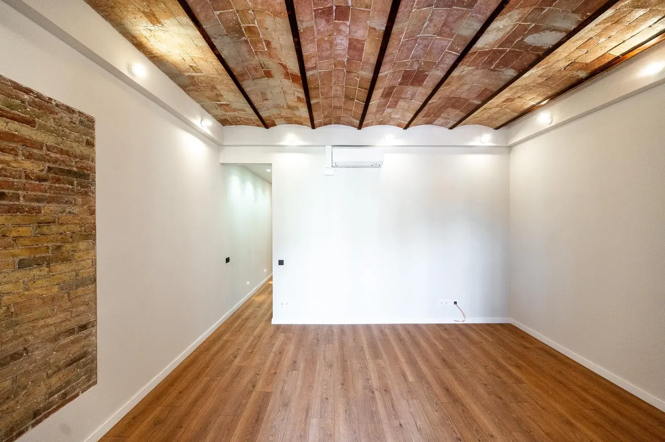 Oturma odası; ahşap kirişler, ahşap zemin, doğal ışık, tadilatlı