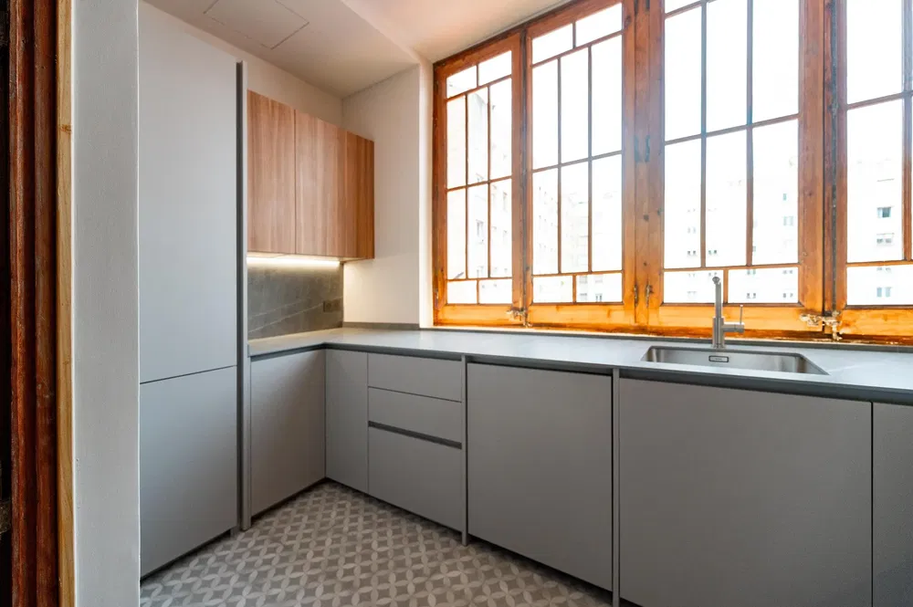 Mutfak; manzara, fayans zemin, doğal ışık