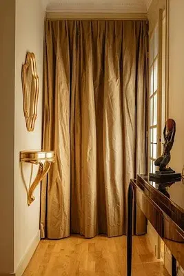 Соба; рустикални стил, дрвени под, природно светло