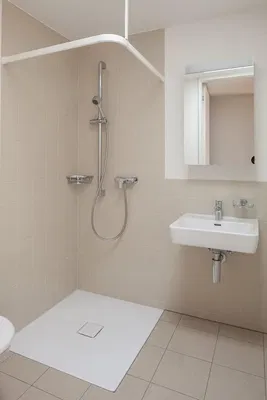 Badezimmer; fliesenboden, tageslicht, renoviert