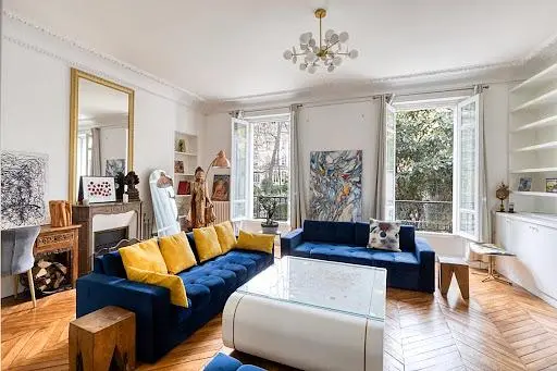 Дневна соба; природно светло, камин, дрвени под