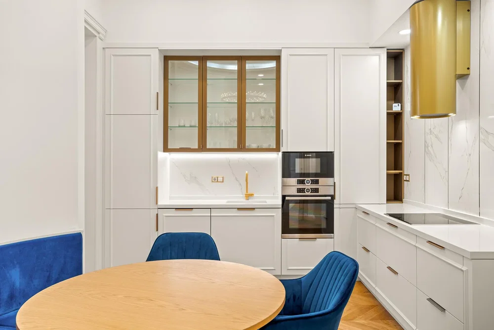 Cuisine; électroménager, style moderne, rénové, lumière naturelle