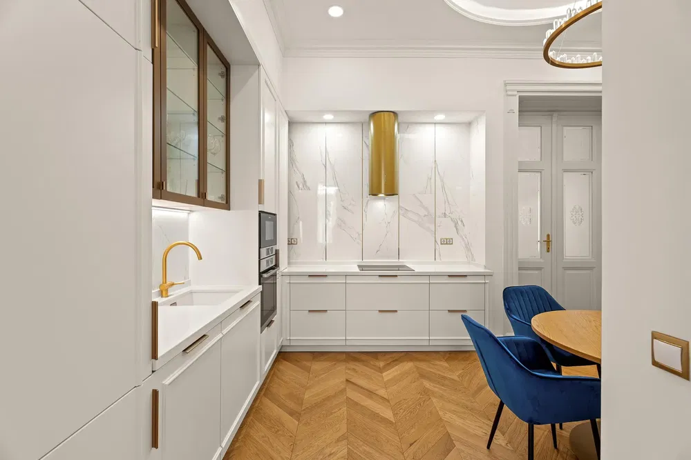 Cuisine; électroménager, parquet, style moderne, lumière naturelle