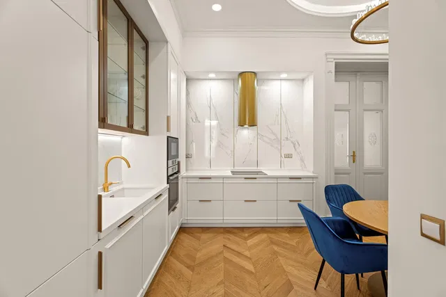 Cuisine; électroménager, parquet, style moderne, lumière naturelle