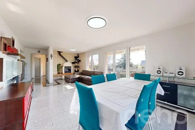 Salon; lumière naturelle, cheminée, style moderne