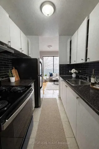 Kuhinja; kućanski aparati, prirodna svjetlost, moderan stil