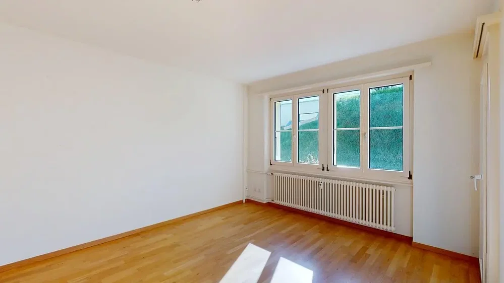 Schlafzimmer; holzboden, tageslicht, blick