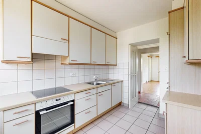 Cucina; elettrodomestici, pavimento in piastrelle, luce naturale