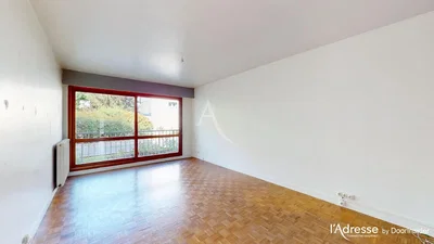 Дневна соба; поглед, дрвени под, природно светло