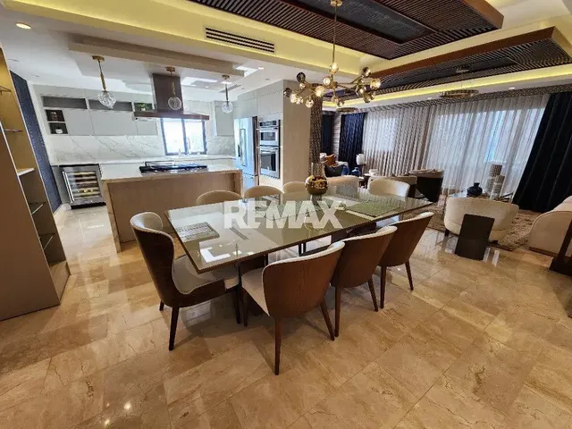 Obývačka; dlažba, moderný štýl, prirodzené svetlo, kuchynské spotrebiče