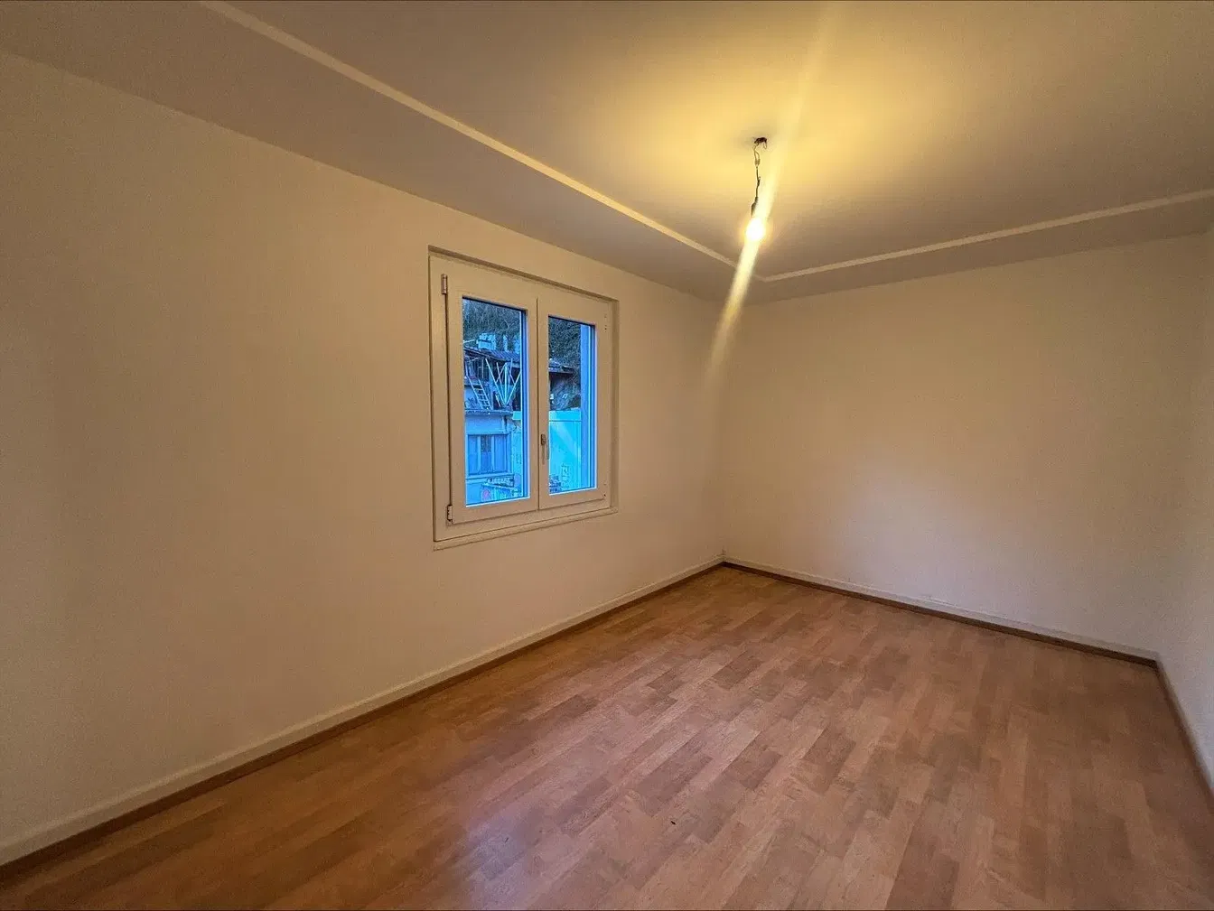 Schlafzimmer; holzboden, tageslicht