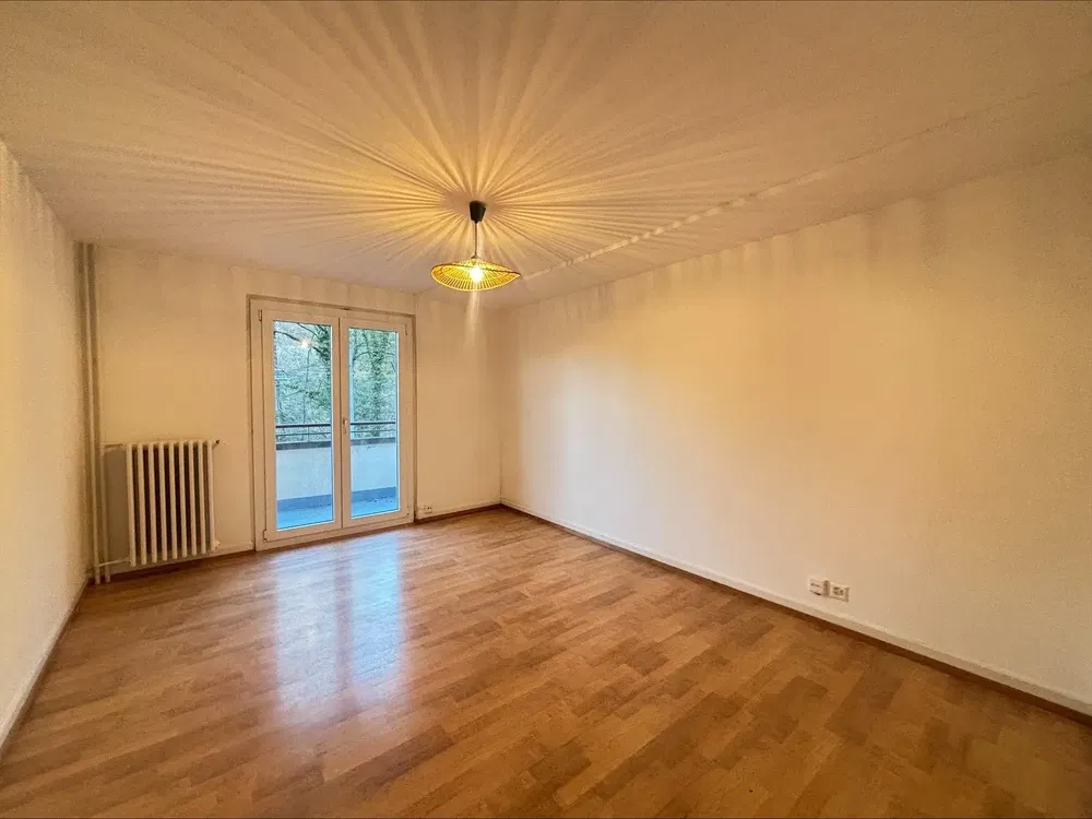 Wohnzimmer; holzboden, tageslicht