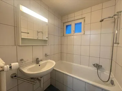 Badezimmer; fliesenboden, tageslicht, renoviert