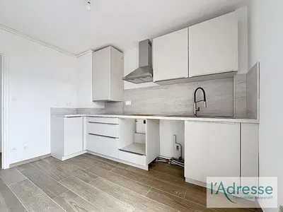 Mutfak; mutfak aletleri, fayans zemin, tadilatlı