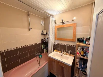 Banyo; fayans zemin, tadilat gerekiyor, doğal ışık