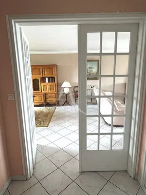 Oturma odası; fayans zemin, doğal ışık