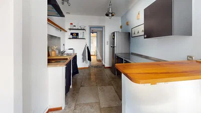 Cucina; elettrodomestici, pavimento in piastrelle, luce naturale, stile moderno