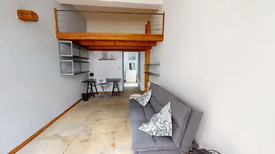 Soggiorno; luce naturale, travi in legno