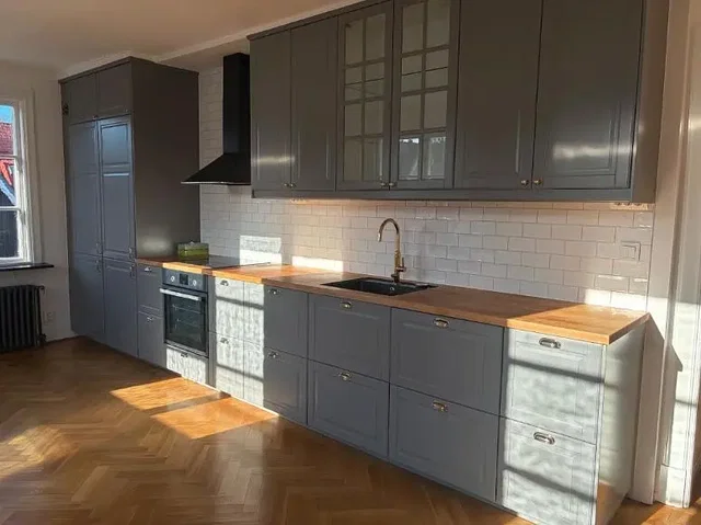 Küche; küchengeräte, tageslicht, holzboden, moderner stil