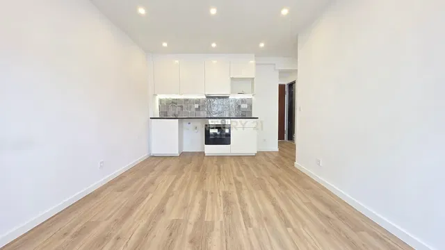 Kuhinja; drveni pod, renoviran, prirodno svjetlo