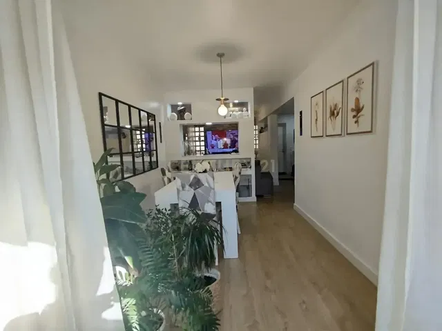 Dnevna soba; prirodno svjetlo, moderni stil, drveni pod