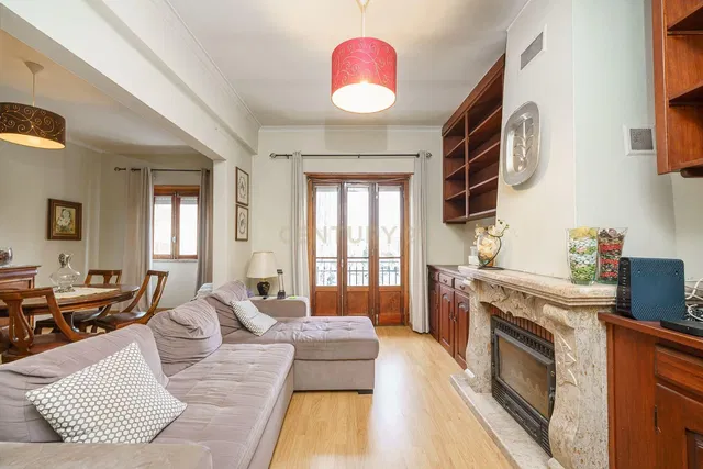 Dnevna soba; kamin, drveni pod, prirodno svjetlo