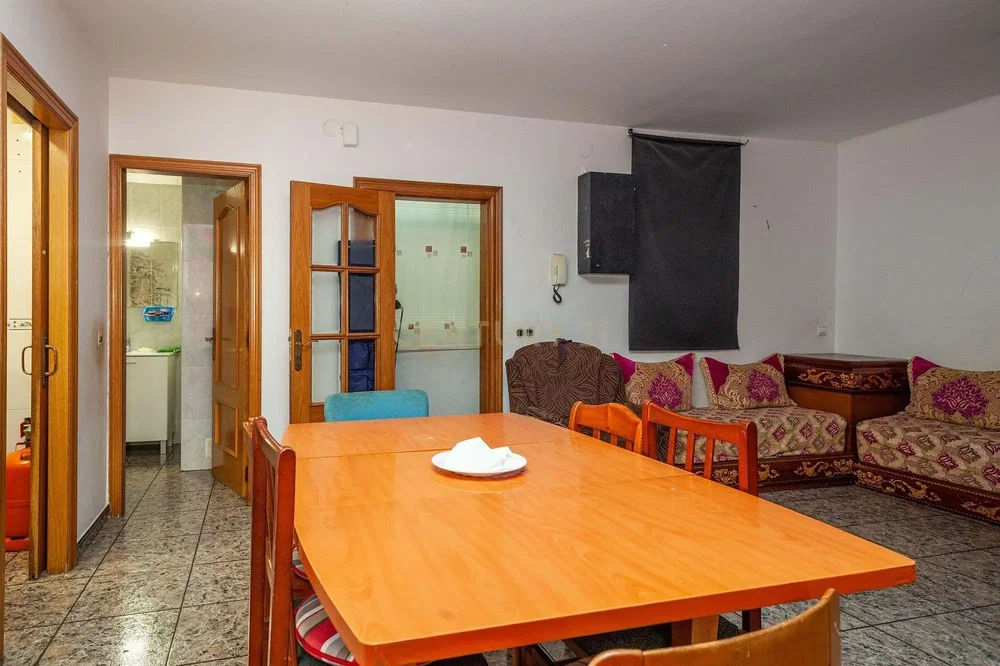 Salon; carrelage, lumière naturelle