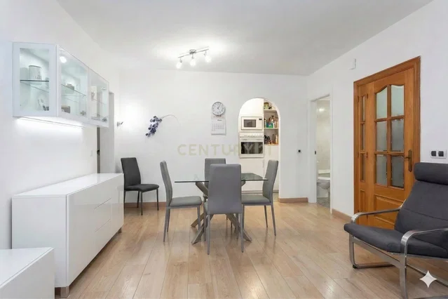 Kuchyně; moderní styl, dřevěná podlaha, přirozené světlo