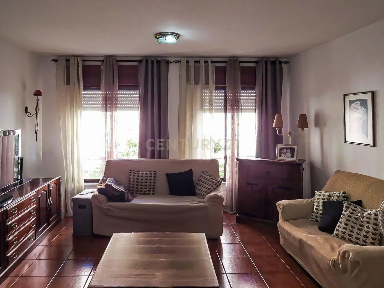 Obývací pokoj; přirozené světlo, dlažba, moderní styl