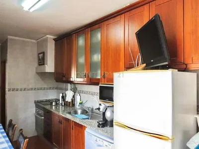 Kuchyně; kuchyňské spotřebiče, dlažba, po rekonstrukci, přirozené světlo, moderní styl