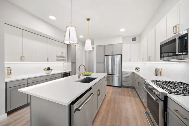 Cucina; elettrodomestici, ristrutturato, luce naturale, stile moderno