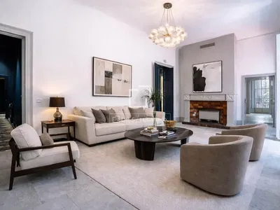 Salon; cheminée, lumière naturelle, style moderne