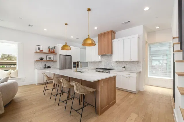 Cocina; electrodomésticos, luz natural, estilo moderno, suelo de madera