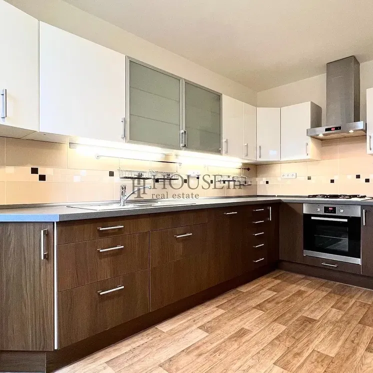 Cuisine; électroménager, rénové, parquet, lumière naturelle