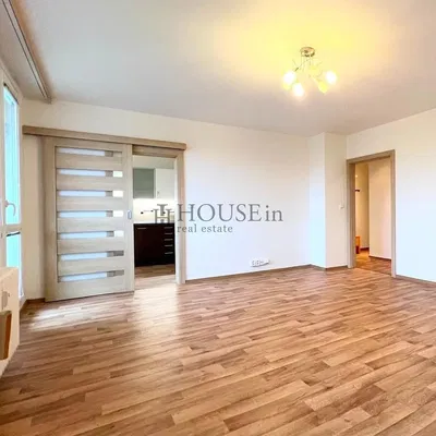 Salon; parquet, lumière naturelle, rénové