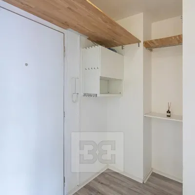 Garderobe; houten balken, houten vloer