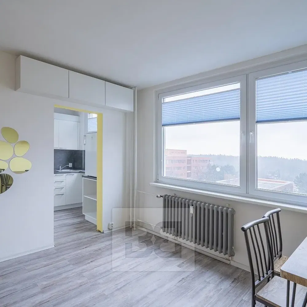 Keuken; uitzicht, tegelvloer, natuurlijk licht, moderne stijl