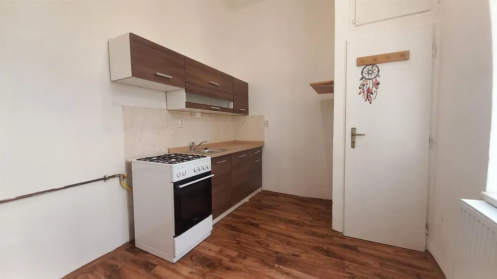 Kuhinja; kućanski aparati, drveni pod