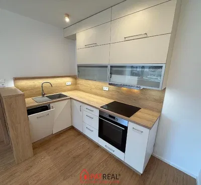 Cucina; elettrodomestici, ristrutturato, luce naturale, stile moderno