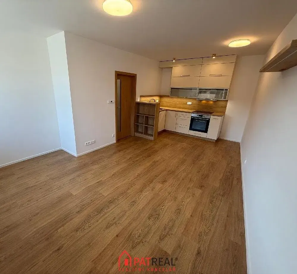 Cucina; pavimento in legno, ristrutturato, luce naturale