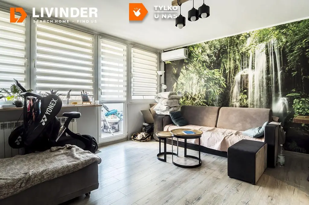 Oturma odası; ahşap zemin, doğal ışık, modern stil, manzara