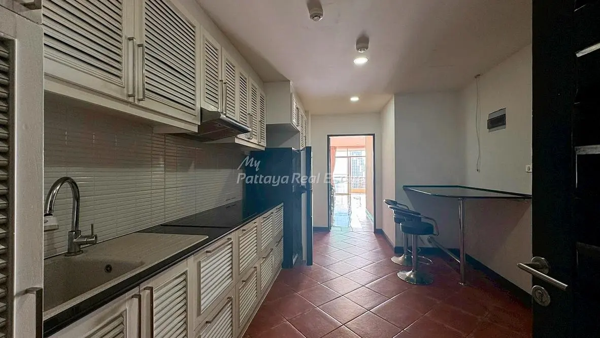 Kuchyně; kuchyňské spotřebiče, dlažba, přirozené světlo
