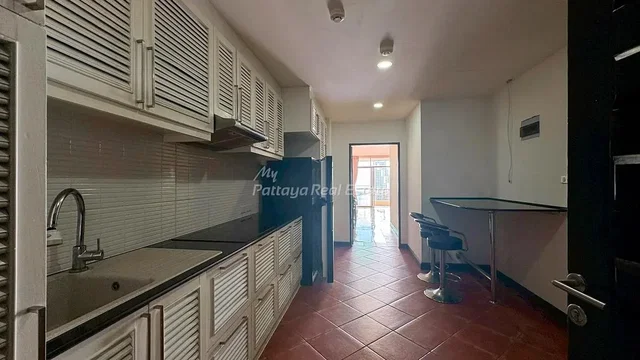 مطبخ; أجهزة المطبخ, أرضية من البلاط, ضوء طبيعي