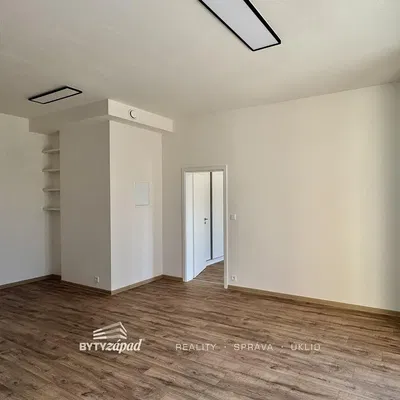 Schlafzimmer; holzboden, tageslicht