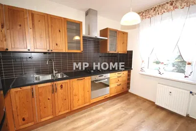 Kuhinja; kućanski aparati, drveni pod, prirodna svjetlost, moderan stil