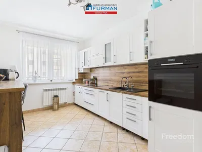 Kuhinja; kuhinjski aparati, pločice, prirodno svjetlo