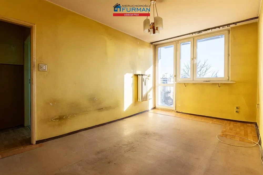 Ostalo; potrebna renovacija, prirodno svjetlo, pločice