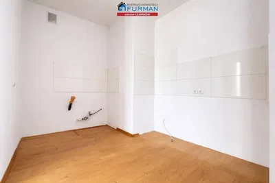 Kupaonica; potrebna renovacija, drveni pod, prirodno svjetlo